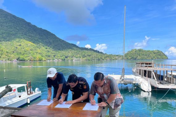 Bea Cukai Ambon Hibahkan Sebuah Kapal Yacht untuk Kegiatan Sosial Melalui Yayasan Ini - JPNN.COM