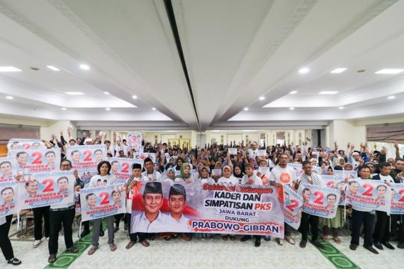 Ratusan Simpatisan PKS Jabar Dukung Prabowo-Gibran - JPNN.COM