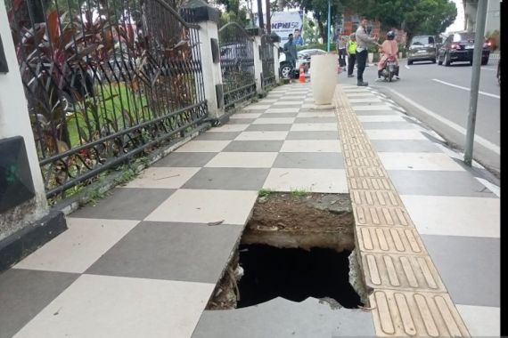 Ratusan Besi Penutup Drainase di Palembang Dicuri, Polisi Bergerak - JPNN.COM