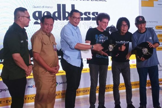 Kembali Konser di Taman Ismail Marzuki Setelah 50 Tahun, God Bless Bakal Bawa Kejutan - JPNN.COM