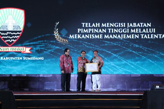 Luar Biasa, Pemkab Sumedang Raih Anugerah Meritokrasi ASN 2023 dengan Nilai Tertinggi - JPNN.COM