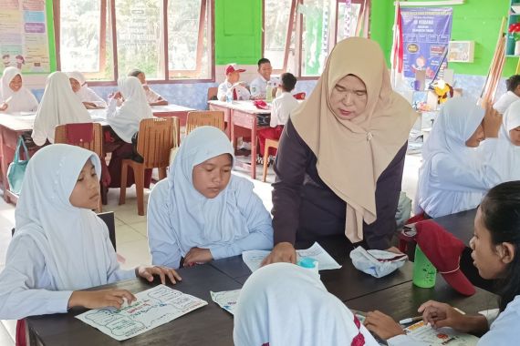 Perjuangan Guru di Sukamara, Menjadikan Murid sebagai Sahabat, Inspiratif  - JPNN.COM