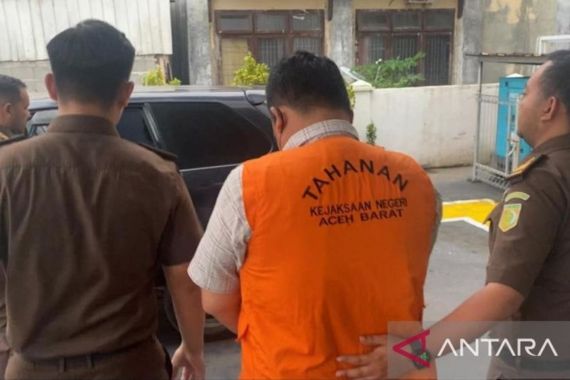 Diduga Korupsi Dana Desa, Eks Kades di Aceh Barat Ditahan Jaksa - JPNN.COM