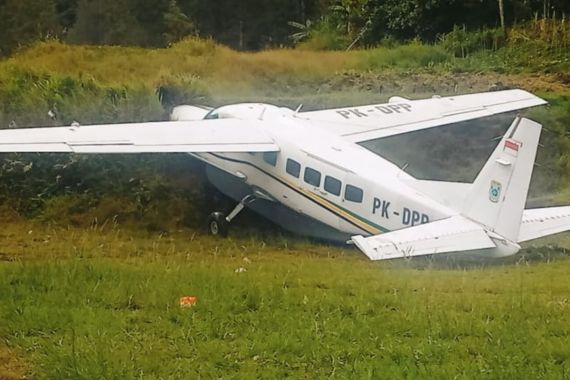 Pesawat Tergelincir dan Tabrak Bukit di Pogapa Intan Jaya - JPNN.COM