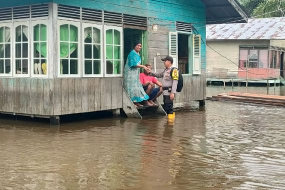 Ratusan Rumah Warga di Rohil Terendam Banjir, Polisi Bantu Proses Evakuasi - JPNN.COM