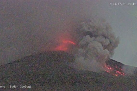 Gunung Merapi Meluncurkan Awan Panas, Warga Diimbau Menjauh - JPNN.COM