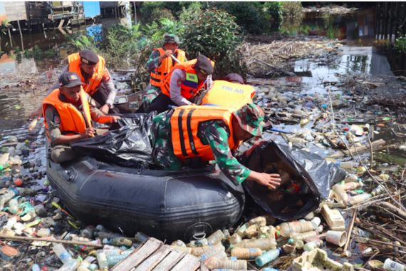 Antisipasi Musim Hujan, Kodim 1013/MTW Membersihkan Sampah di Sungai Barito - JPNN.COM
