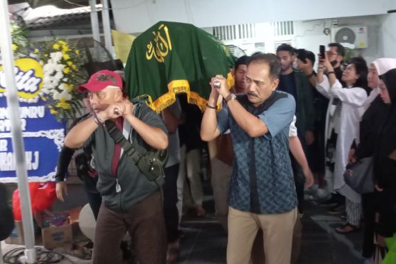 Jenazah Yayu Unru Dimakamkan Di TPU Kampung Kandang - JPNN.COM