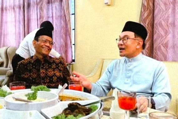 Mahfud MD Dijamu PM Malaysia, Makan Siang Bareng, Jumatan Bersama, lalu Bicara 4 Mata - JPNN.COM