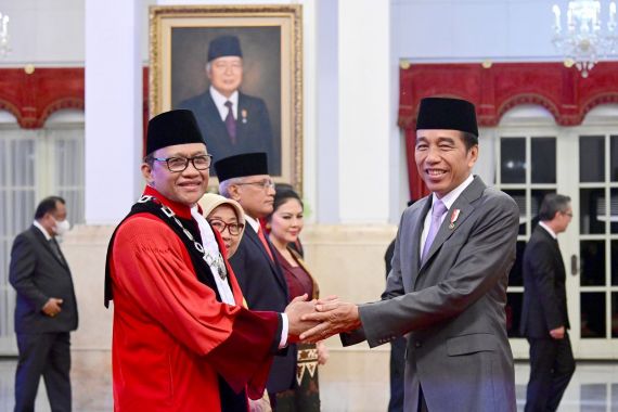 Lantik Sosok Ini Jadi Hakim Konstitusi, Jokowi Tersenyum Lebar, Lihat - JPNN.COM