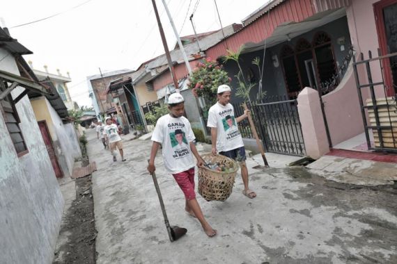 Tuan Guru Sahabat Ganjar Tebar Bantuan untuk Menunjang Kebersihan Lingkungan - JPNN.COM