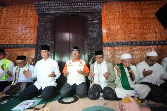 Jawab Harapan Warga Kuningan, Anies Dukung Eyang Hasan Jadi Pahlawan Nasional - JPNN.COM