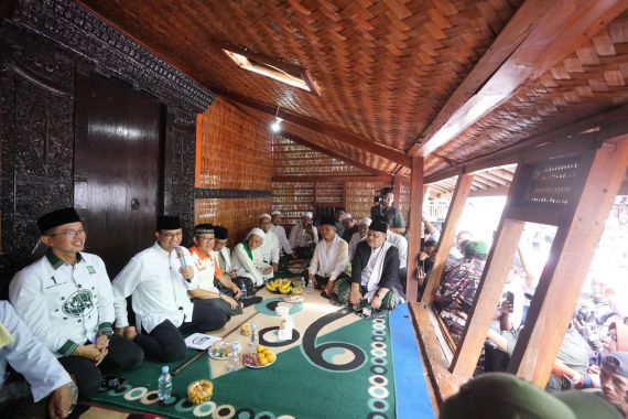 Keluarga Besar Eyang Hasan dan Tokoh Kuningan Dukung Anies-Cak Imin - JPNN.COM