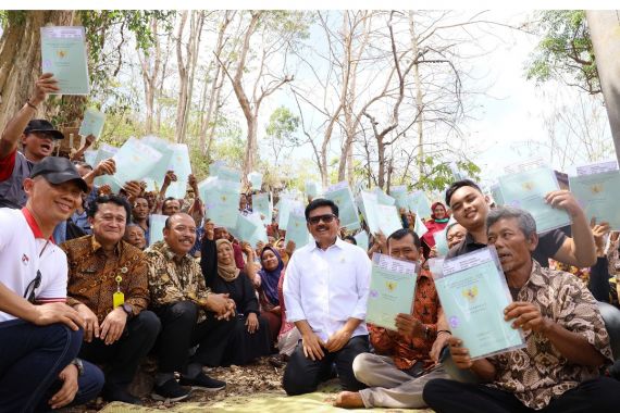 Meriung Bersama Warga Desa di Gunung Kidul, Menteri Hadi: Sertifikasi Genjot Ekonomi - JPNN.COM