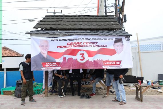 Sukarelawan Gardu Ganjar Renovasi Pangkalan Ojek di Kota Serang - JPNN.COM