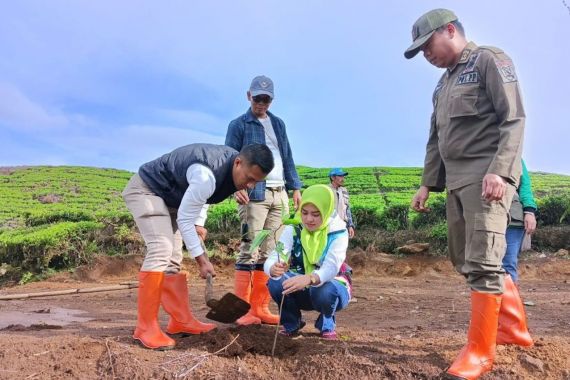 Lestarikan Alam, Camat Rancabali Bersama Jajaran Tanam 1.200 Pohon di Peringatan HMPI 2023 - JPNN.COM