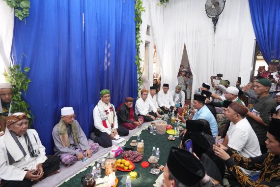 Anies Kunjungi Ponpes Cibogo, Para Kiai di Cirebon Mendoakan AMIN Menang Pilpres 2024 - JPNN.COM