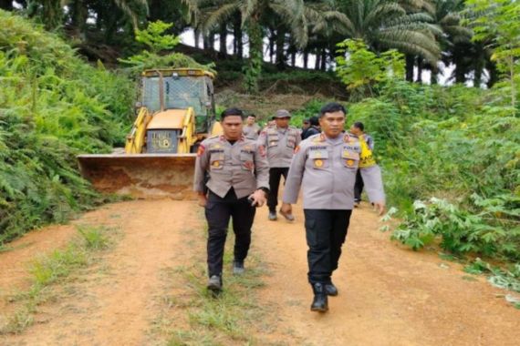 Polres Kotim Patroli Skala Besar, Antisipasi Penjarahan TBS Kelapa Sawit - JPNN.COM