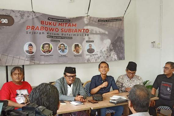 Al Araf Sebut Prabowo-Gibran Bisa Bawa Demokrasi Lebih Kelam dari Era Soeharto - JPNN.COM