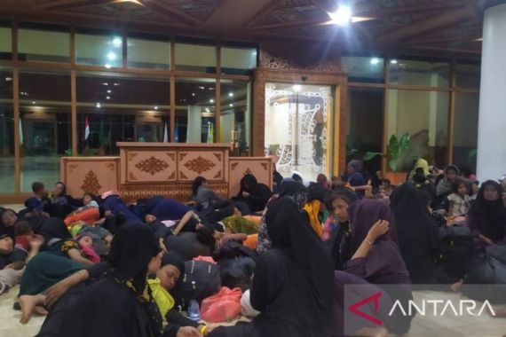 135 Pengungsi Rohingya Dipindah ke Kantor Gubernur Aceh - JPNN.COM