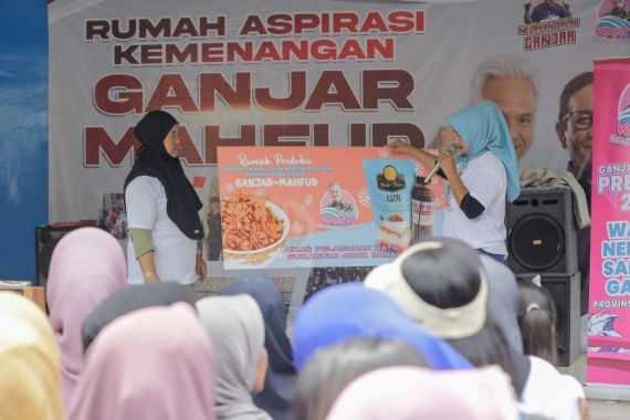 Sukarelawan Wanita Nelayan Ganjar Berikan Bantuan Untuk UMKM Abon Sukabumi - JPNN.COM