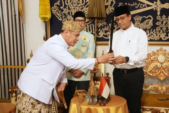 Di Keraton Cirebon, Anies Genggam Keris Pusaka Simbol Kepemimpinan Sunan Gunung Jati - JPNN.COM