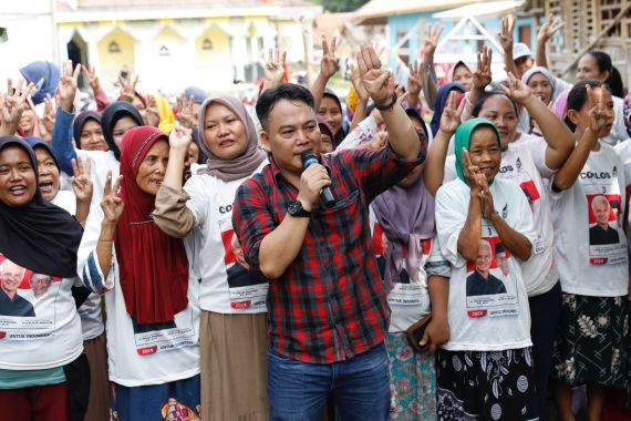 Gardu Ganjar Serahkan Bantuan Kloset Untuk Ratusan Warga di Kabupaten Serang - JPNN.COM