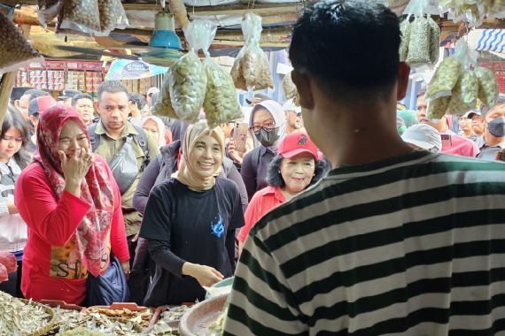Istri Ganjar Pranowo Blusukan ke Pasar di Serang, Ini Tujuannya - JPNN.COM