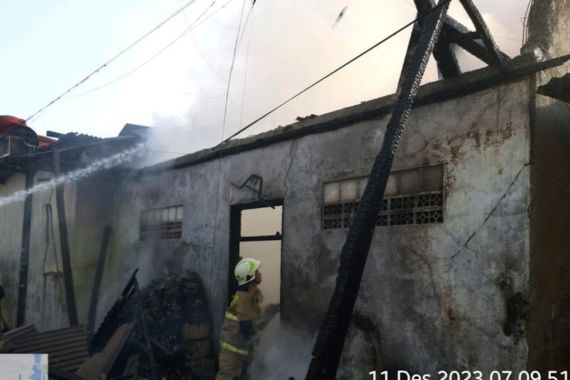 Gudang Mainan di Ciracas Terbakar, Kerugian Ditaksir Ratusan Juta Rupiah - JPNN.COM