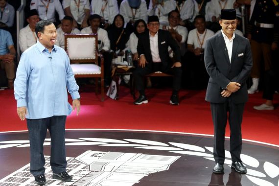 Debat Capres: Anies Bertanya Soal Putusan MK, Nada Prabowo Meninggi, Gibran Berdiri - JPNN.COM