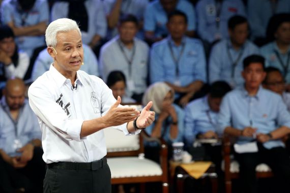 Ganjar Ungkap Pesan soal Mundurnya Mahfud MD dari Kabinet Jokowi di Debat Capres - JPNN.COM