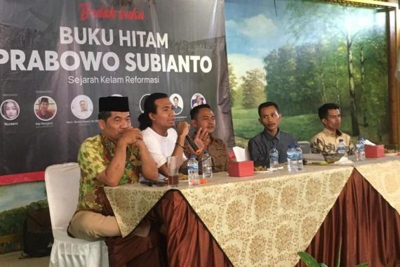 Aktivis Mahasiswa di Serang Bedah Buku Hitam Prabowo - JPNN.COM