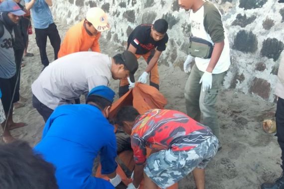 Mayat Pria Ditemukan di Pantai 88 Cinangka, Ada Luka di Leher, Polisi Langsung Bergerak - JPNN.COM