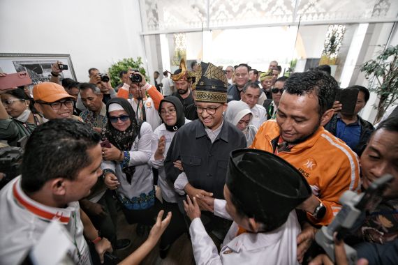 Blusukan di Kampung Batah Riau, Anies Serap Keluhan Warga - JPNN.COM