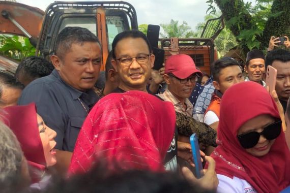 Berkunjung ke Kampung Bata Pekanbaru, Anies Baswedan Malah Dikira Caleg oleh Warga - JPNN.COM
