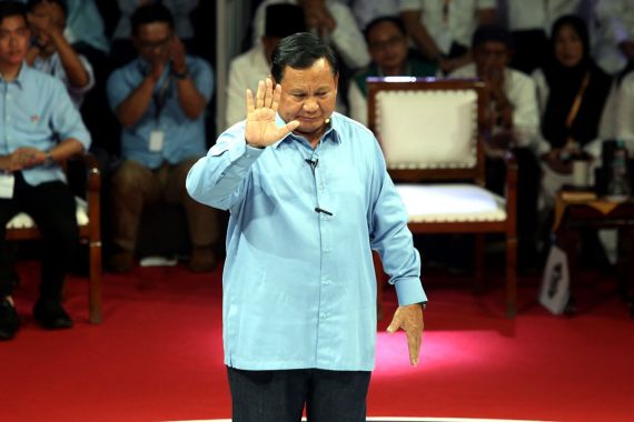 Prabowo Langsung Mengelap Dahi dan Pipi saat Ditanya Ganjar soal Pelanggaran HAM Berat - JPNN.COM