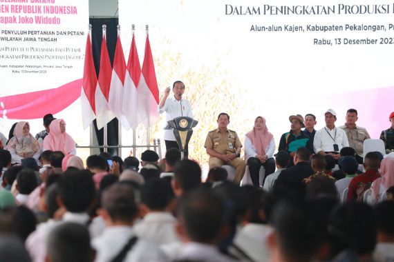 Didampingi Mentan Amran, Jokowi Sapa Puluhan Ribu Petani, Penyuluh, & Babinsa se-Jateng - JPNN.COM