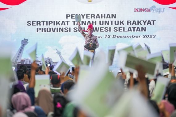 Wamen ATR Bagikan Sertifikat di Gowa, Warga Ramai-Ramai Berterima Kasih ke Jokowi - JPNN.COM