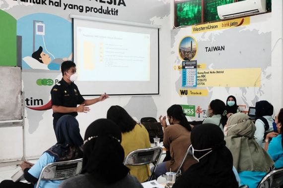Bea Cukai Juanda & BP3MI Edukasi Pekerja Migran Indonesia - JPNN.COM