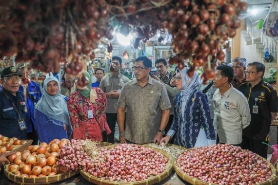 Pj Gubernur Jateng Sidak di Pasar Legi Solo, Harga Sejumlah Komoditas Pangan Mulai Turun - JPNN.COM