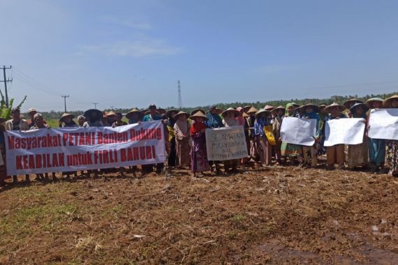 Puluhan Petani Gelar Aksi di Tengah Sawah Dukung Firli Bahuri - JPNN.COM