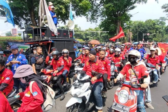 Daya Beli Turun, Buruh Unjuk Rasa Tolak UMK Jawa Barat - JPNN.COM