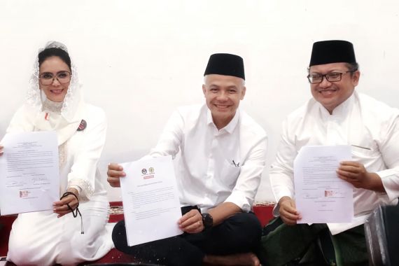 Ganjar Teken Kontrak Politik, Isinya Komitmen Perjuangkan Pesantren di Indonesia - JPNN.COM