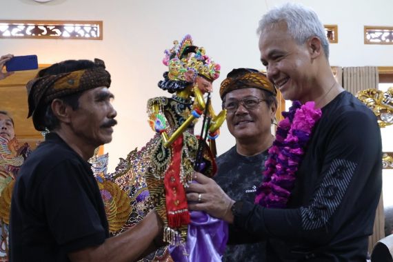 Simbol Harapan Seniman Tradisi, Ganjar Dihadiahi Wayang Golek Kesatria - JPNN.COM