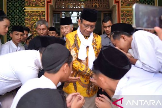 Pak Mahfud Kunjungi Pesantren Tertua di Ciamis, Para Santri Berebutan Cium Tangan - JPNN.COM
