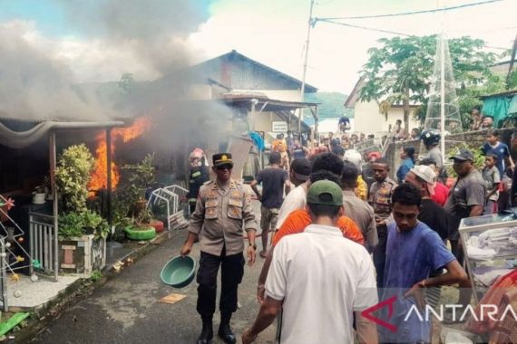 4 Rumah dan 2 Kios Hangus Terbakar di Ambon, Nilai Kerugiannya Fantastis - JPNN.COM