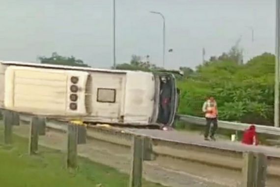 Kecelakaan Maut di Exit Tol Cikopo, 12 Orang Meningga Dunia - JPNN.COM