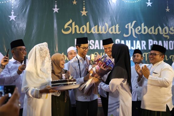 Alam Ganjar Dapat Kejutan Ultah di Ponpes, Ada Buket 'Sanah Helwah' dari Santriwati - JPNN.COM