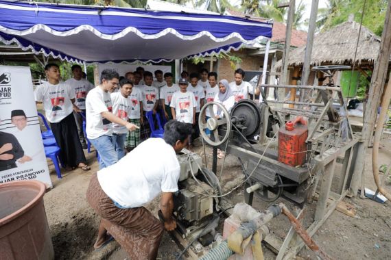 Sukarelawan Ganjar-Mahfud Serahkan Bantuan Sumur Bor Untuk Warga Lombok Tengah - JPNN.COM