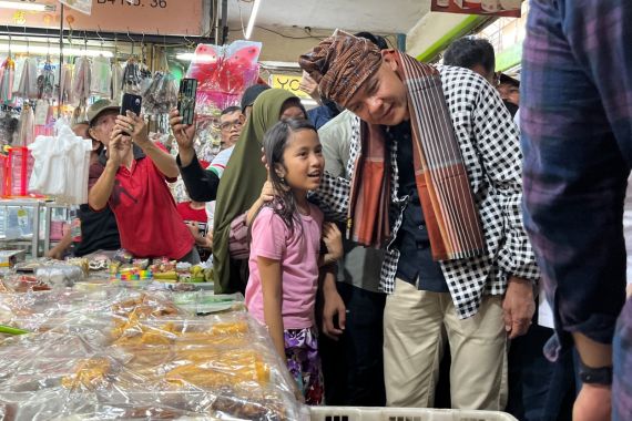 Blusukan di Pasar, Ganjar Dicurhati Pedagang Tak Berdaya Hadapi TikTok Shop - JPNN.COM